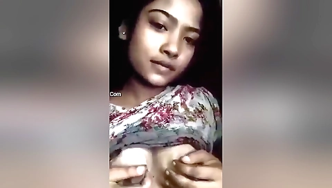 Indian amateur teen shows off her natural curves in video