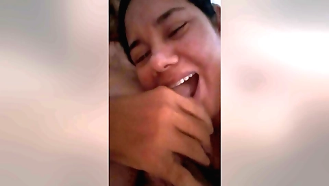 Hot amateur brunette girl deepthroats in the morning