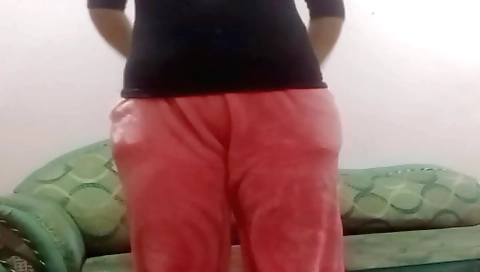 Indian babe shows off her big booty and ass on web camera