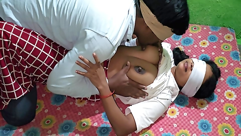 Amateur brunette girlfriend shows her natural body to the camera