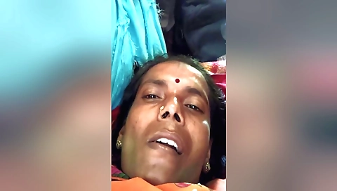 Indian bhabhi in a laptop and she shows her big boobs