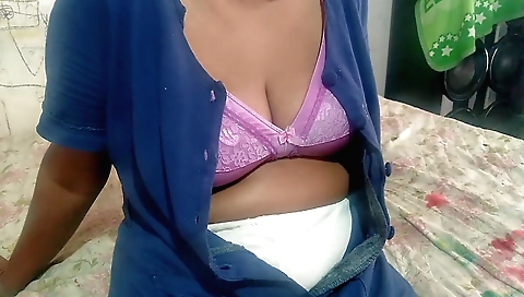 Bhabhi enjoys a good masturbation in the webcam video