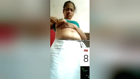 Amateur bhabhi shows her natural boobs and pussy in webcam