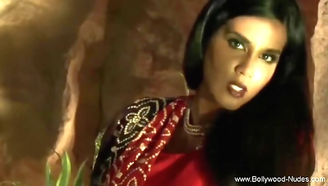 Indian babe enjoys her skin on a beach in a solo video