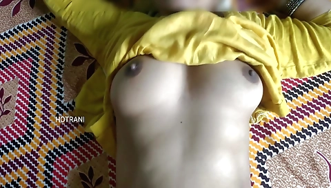 Indian hussy with natural body gets fucked in the bedroom