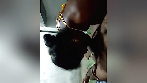 Indian bhabhi fucks her pussy on cam on web based video