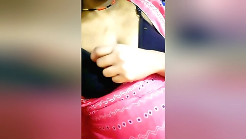 Indian babe masturbating and fucking herself on camera