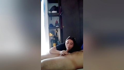 Hot amateur brunette with sexy body in webcam sex clip