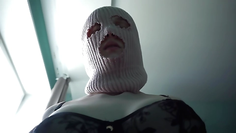 Indian amateur woman with small boobs is giving a massage