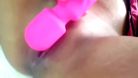 Indian amateur girl masturbates with her homemade toy