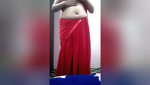 Indian girl gets ready to do a nice solo sex in her cunt