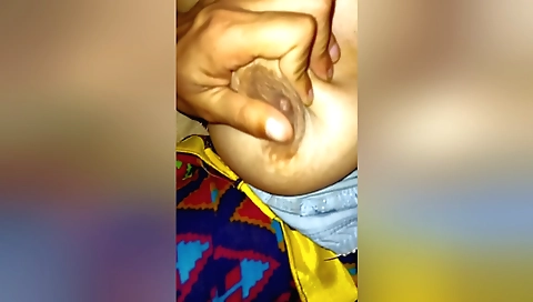 Indian girl shows off her sexy body and boobs in hd solo video