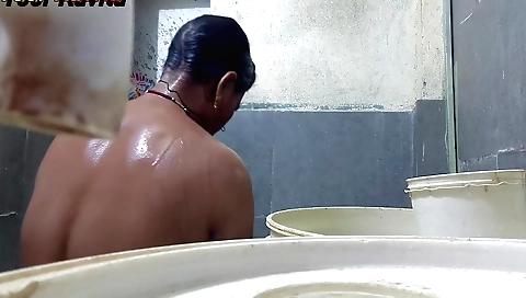 Indian girl shows a hot and sexy nude video in the shower