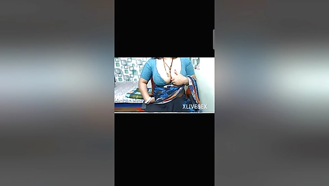 Amateur girl fucks herself in a solo masturbation vid