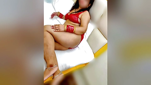 Indian babe with a fat ass shows off in a solo vid