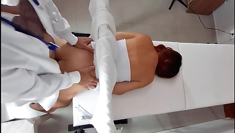 Redheaded babe is getting a little vibrator on her cunt