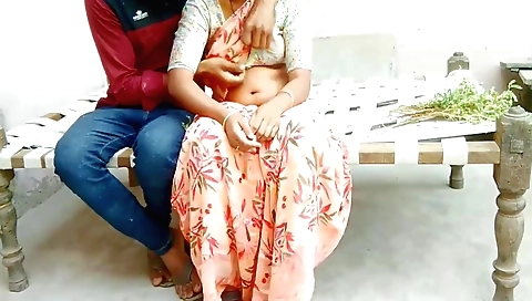 Indian hottie fucks on the cot in her homemade sex video