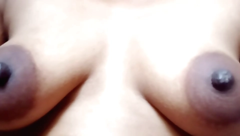 Mature indian woman enjoys her home alone and fucks her pussy