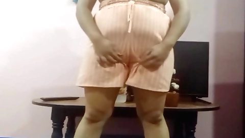 Chick masturbates on a webcam and has a hot solo video