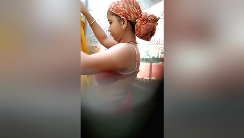 Bhabhi masturbates in the bathroom and masturbates on towel