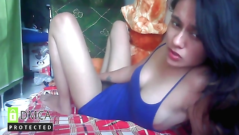 Brunette model masturbates on her webcam webcam video