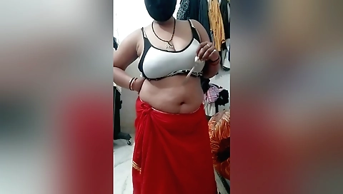 Indian chick with amazing body shows her tits in this video