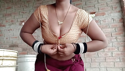 Amateur brunette masturbates in bed and fucks herself