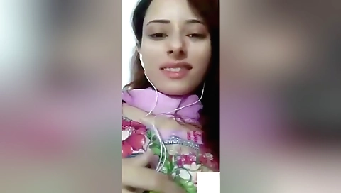 Indian girl makes me smile and love her solo video