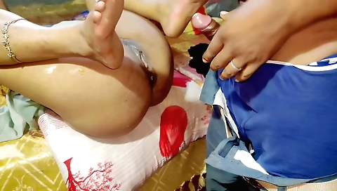 Indian girl cums after a dick in the ass in a hardcore vid