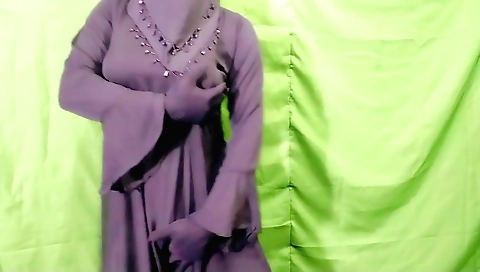 Indian girl fucks herself and gets naked in front of the mirror