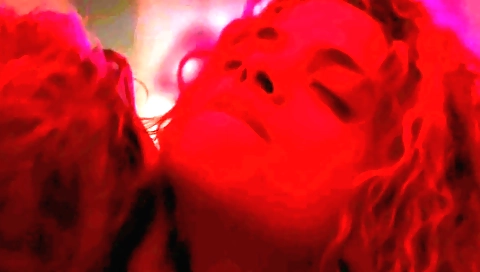 Brunette indian babe shows her natural beauty and seductiveness