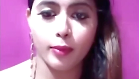 Big boobs brunette is showing off in her sexy body clip