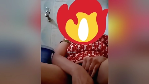 Indian pornstar masturbates on web cam in solo video