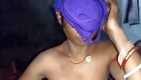 Indian brunette shows her natural body in a homemade video