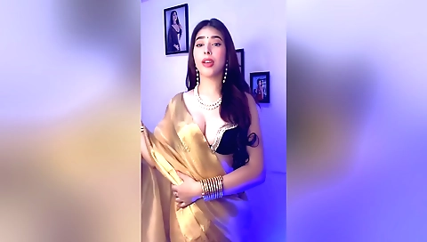 Solo female with a big ass and a nice body has a great time