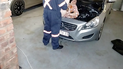 Indian car broke down amateur housewife needs to fix it alone