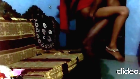 Pornie in a webcam clip with a brunette girl on the phone